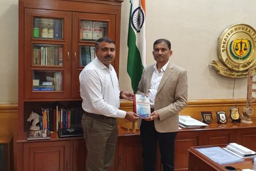 JustOutNews's tweet photo. Maharashtra IPS Officer Quits In Protest Against CAB
Read More - https://t.co/6qBLB2ytH6
#IPS #CAB #CABBill2019 #Maharashtra @MumbaiNewsRT @INCMaharashtra @INCMumbai 
For More download our app - https://t.co/L4l7hmZtCf https://t.co/GXX81oLjyt