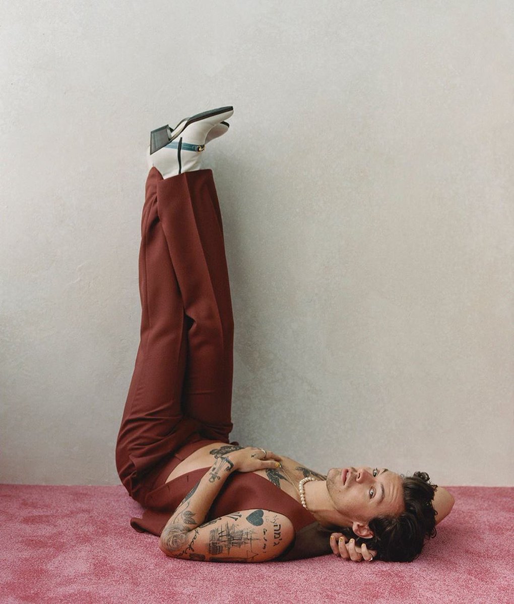 harrymoonchild's tweet photo. ITS HARRY STYLES' WORLD AND WE'RE JUST LIVING IN IT. https://t.co/4pIgEtscyk