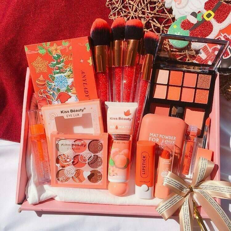 chayaple1's tweet photo. 💄#เซตละ529.- แท้💯💯💯💄🌹🌹🌹🌹
Christmas Set 🎅🏻 
เซตส่งมอบความสวย >\\\\\< จะซื้อให้เป็นของขวัญหรือจะซื้อใช้เองก็เริศจ้า 
ประกอบไปด้วย
🎄เมคอัพพาเลท
🎄แปรง��ต่งหน้า
🎄พาเลทอายแชโดว+บลัชออน
🎄แป้งพัฟ
🎄ลิ��กลอส+ลิปสติก
🎄บีบีพีช
🎄อายแชโดว
🎄มาสคาร่า
#เครื่องสำอาง #แฟชั่นผู้หญิง https://t.co/ab0WEtsIya