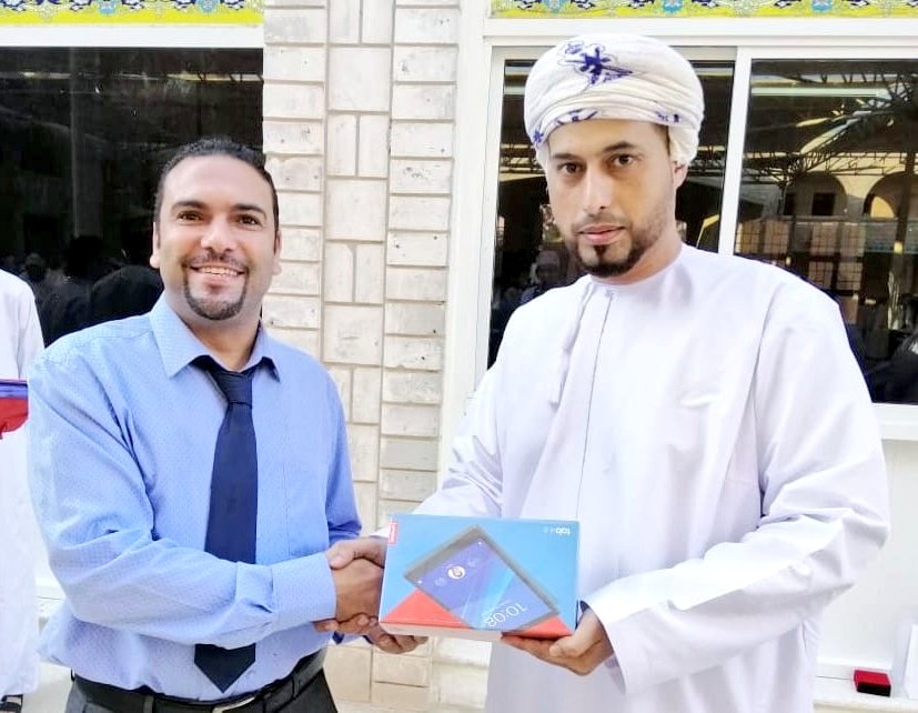 وفي سياق التكريمات تفضل الأستاذ محمد باعمر مدير المدرسة بعمل سحب على آيباد وفاز في سحب القرعة الأستاذ أحمد عوض معلم الفنون التشكيلية بالمدرسة
اليوم الخميس الموافق ١٢ ديسمبر ٢٠١٩م