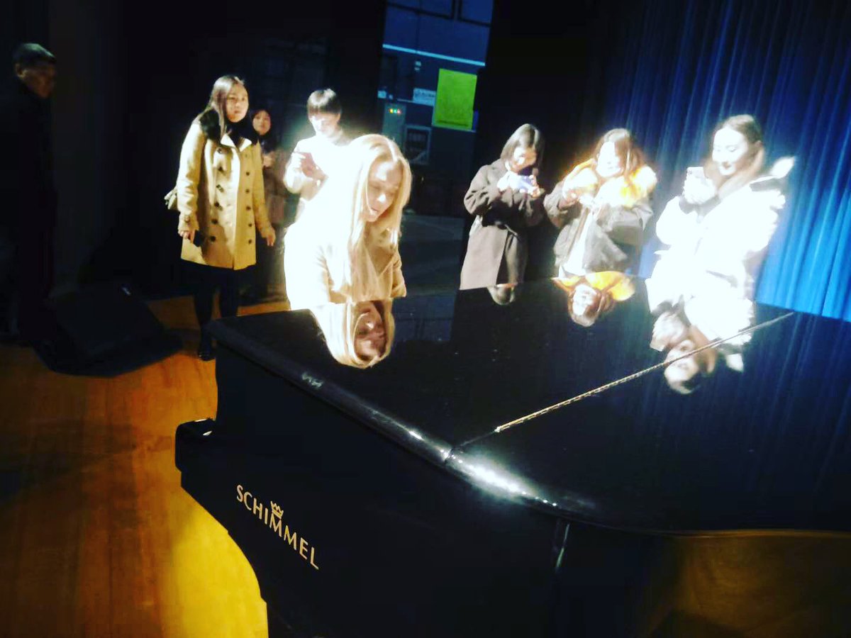 AnaHuppmann's tweet photo. A very quick try of the piano before a concert. Sometimes in case of a flight’s delay everything should go “presto, presto”!!! I like such adrenaline kicks 😃😃😃😃😃 #Schimmel #Schimmelpiano #schimmelpianos #schimmel #practicingpiano #pianopractice #pianowarmup #pianowarmups https://t.co/CQ8E2NPY76