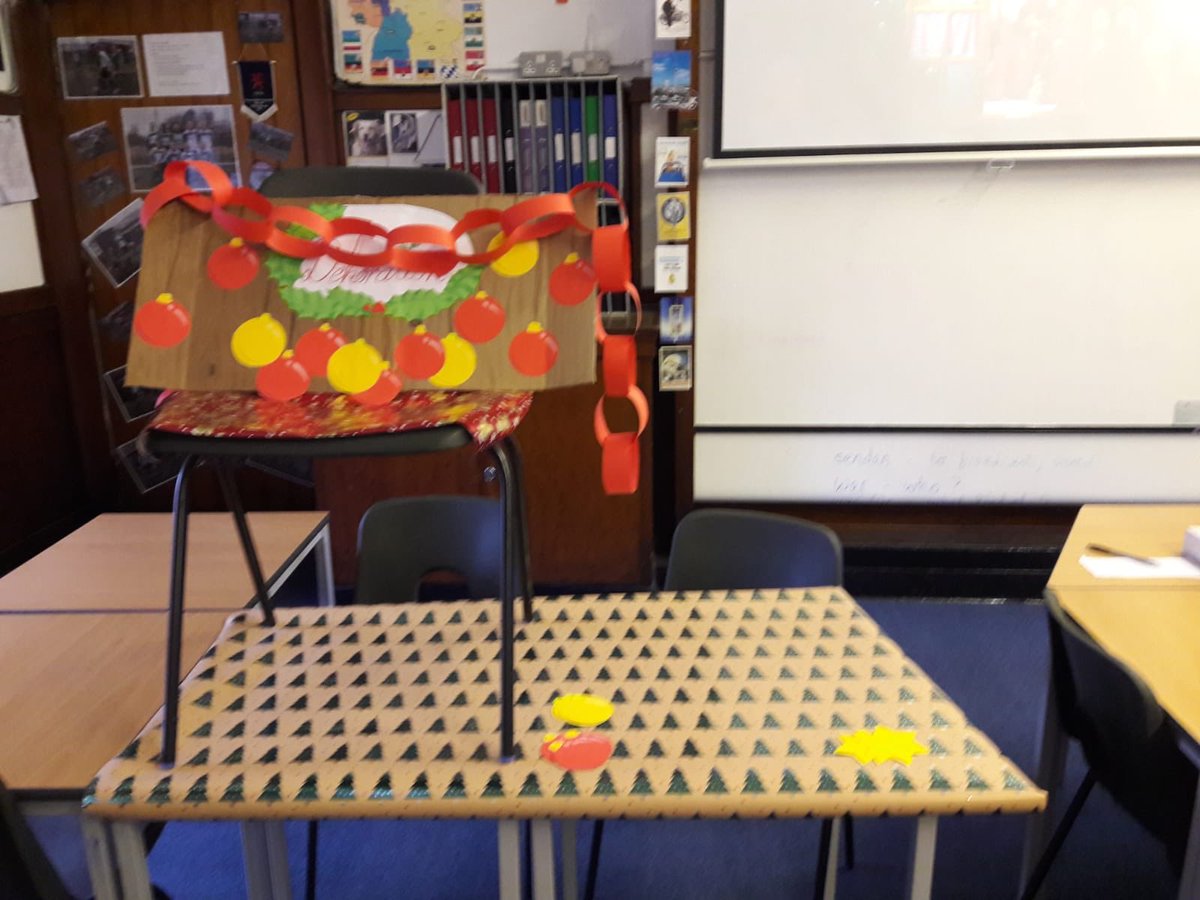 P6 created a Weihnachtsmarkt today and bought and sold Plätzchen, Kinderpunsch, Weihnachtskarten and Dekoration! #heriots #german 🇩🇪🎄