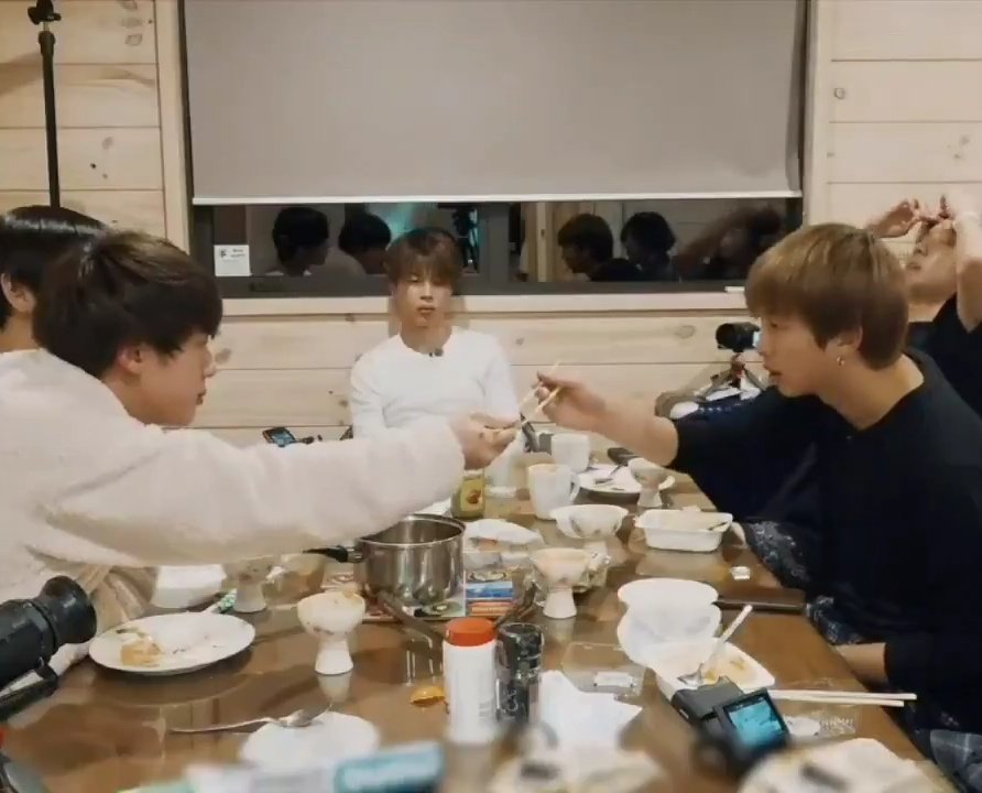 たらこりぼん V Twitter ジンニムとナムジュン 箸渡ししてたな ナムジュン最初は手のひらで受けようとして あっ てなってから わざわざ箸 を持って箸渡ししたから驚いた 日本では死者に行う箸の作法だから 二人一組でお骨を骨壷に入れる時に行う けど 国が違え