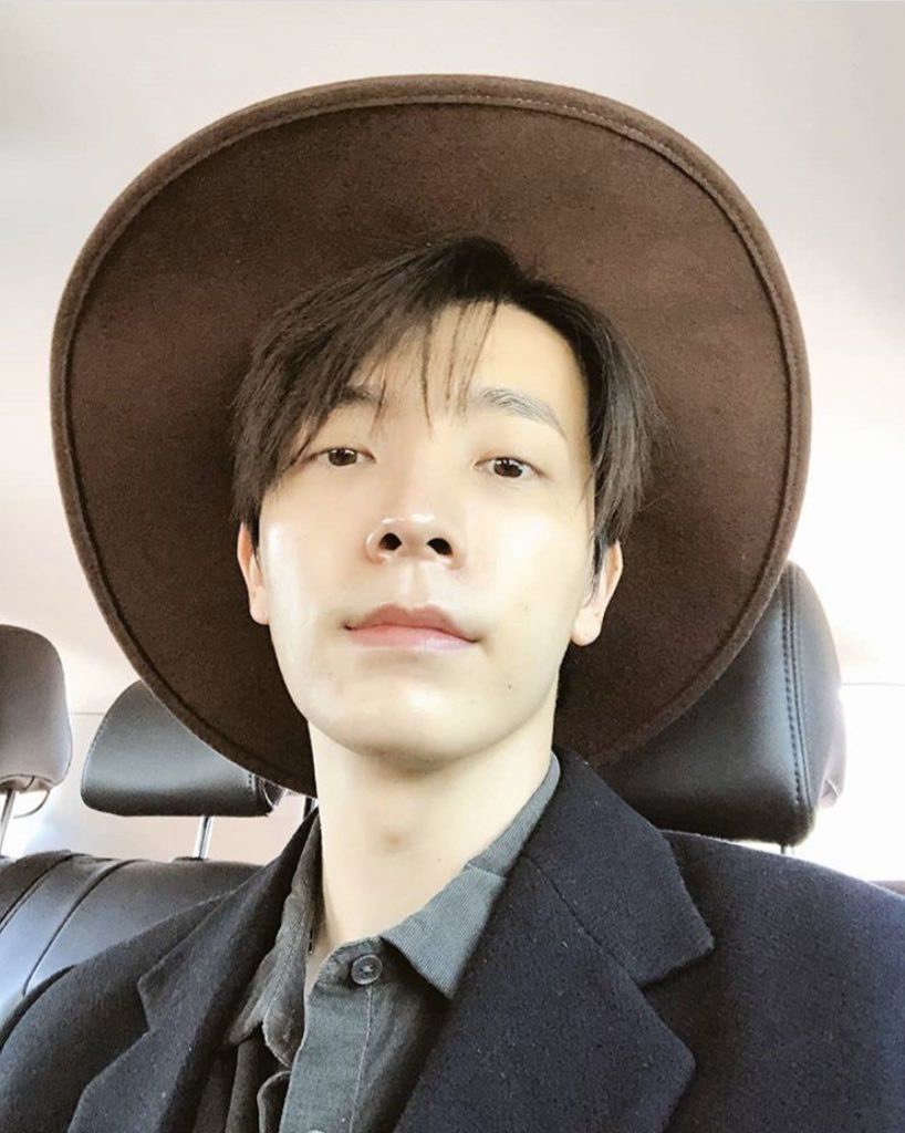 haekjoyce's tweet photo. 191212 henrykim1010 #donghae

“Wizard donghae🧙‍♂️💥 So there was a photo like this~ But Donghae forgot about me... sad😭 #wizard#donghae#worldstar#suju#imissyou”

Donghae: Hyung ~ I miss you ! https://t.co/1m1zsTqv9K