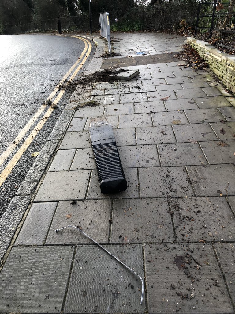 Hi <a href="/LewishamCouncil/">Lewisham Council</a> 3rd accident in as many years on Vicars Hill. Can you please act to stop speeding drivers before someone is hurt?#Ladywell #HillyFields