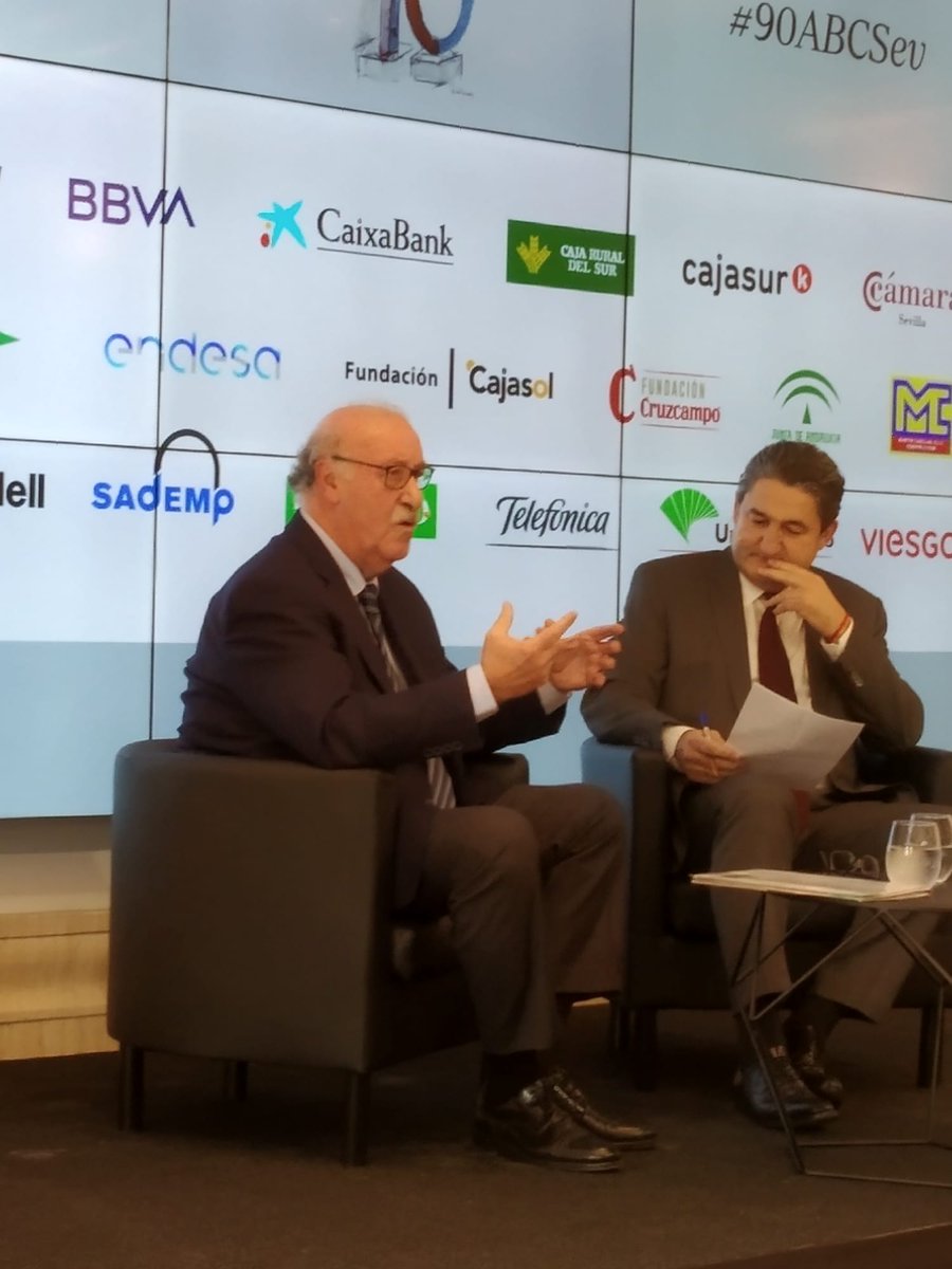 Jaime_Parejo's tweet photo. Vicente del Bosque: "Es igual de difícil gestionar el éxito que el fracaso" #90ABCSev https://t.co/lFWNpTUmMY