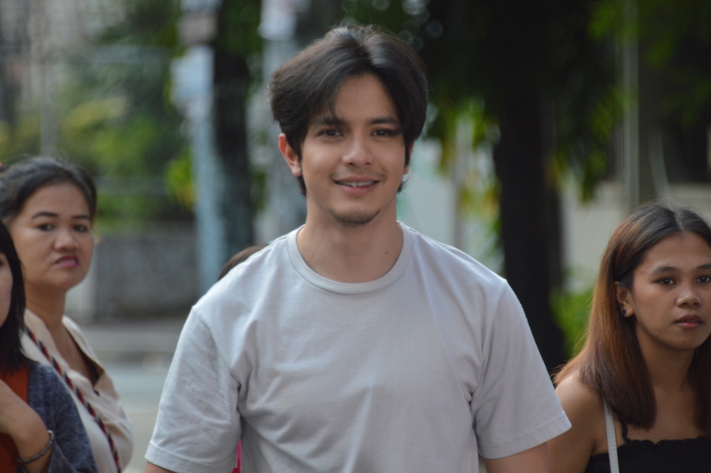 KitSherwinCruz's tweet photo. #theGIFTSugod Muntik nang masagasaan nakangiti pa rin! @aldenrichards02 @elizabethof888 @tinyhedwig https://t.co/J6g327cCyT