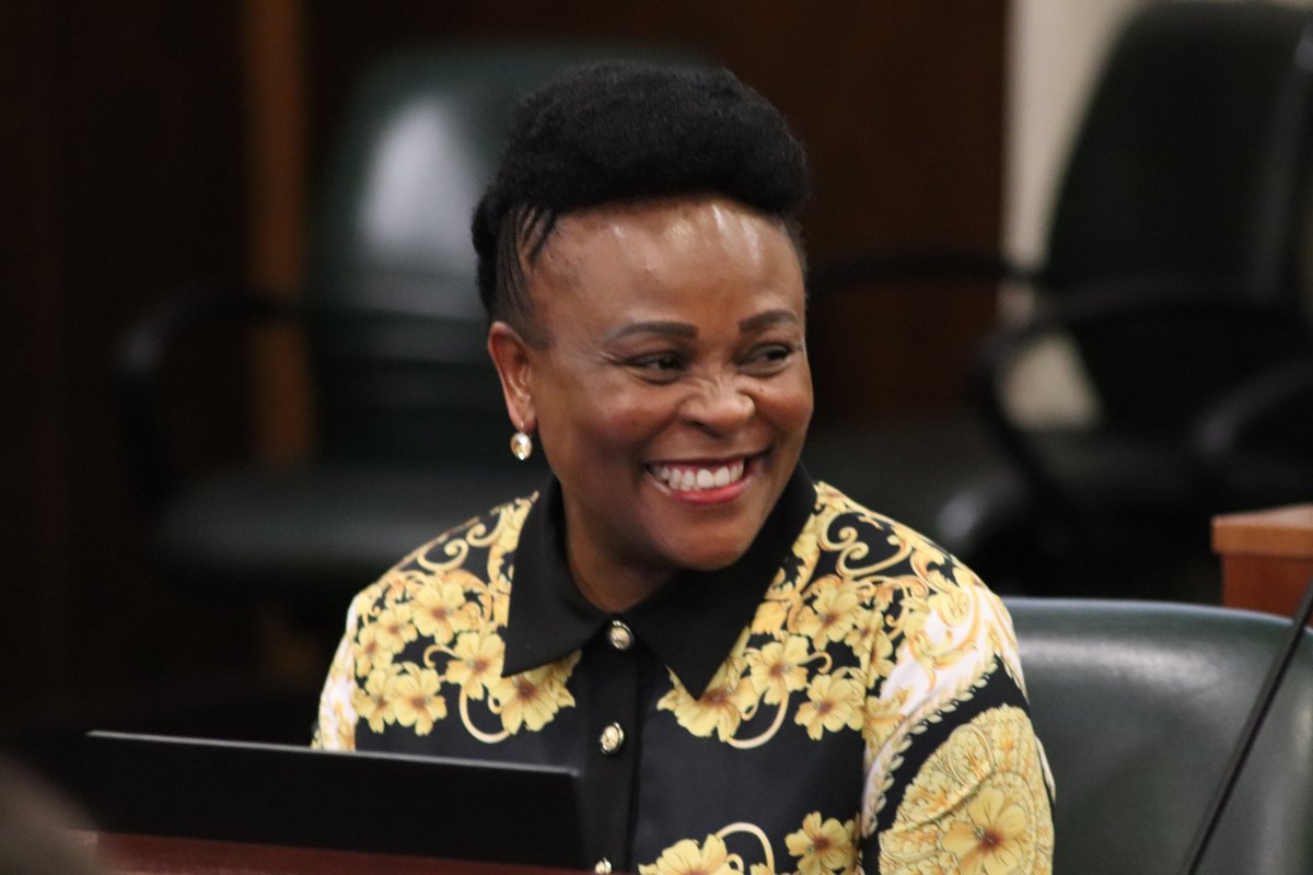 KatlehoMK's tweet photo. BREAKING NEWS 
(This will probably not trend)

The High Court has dismissed former COO Basani Baloyi's application for the high court to declare Adv Busisiwe Mkhwebane abused her power when she fired her. 
#PublicProtector https://t.co/mkxuWyLVF5