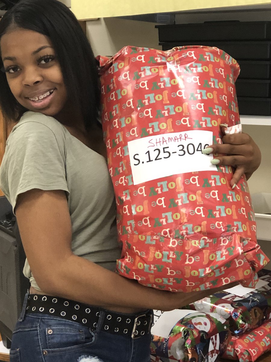 fstaniec's tweet photo. IBCP students had a great time wrapping their gifts for Families Helping Families! https://t.co/mE5jy8k7tX