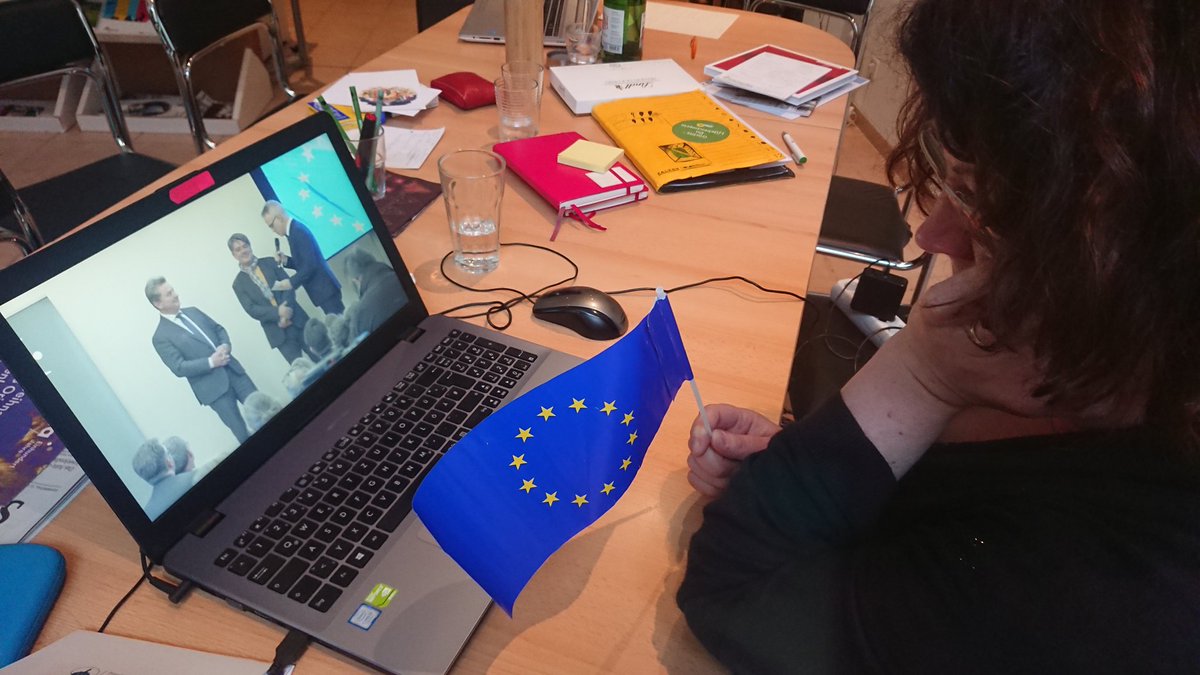 FranziskaOL's tweet photo. Wir fiebern mit und sitzen in #Görlitz vor dem Livestream. @Zittau2025
Hier begegnet sich #Europa. Heute ist die ganze Oberlausitz Zittau. #mitfiebern #Kulturhauptstadt https://t.co/hQqjXnIzVu