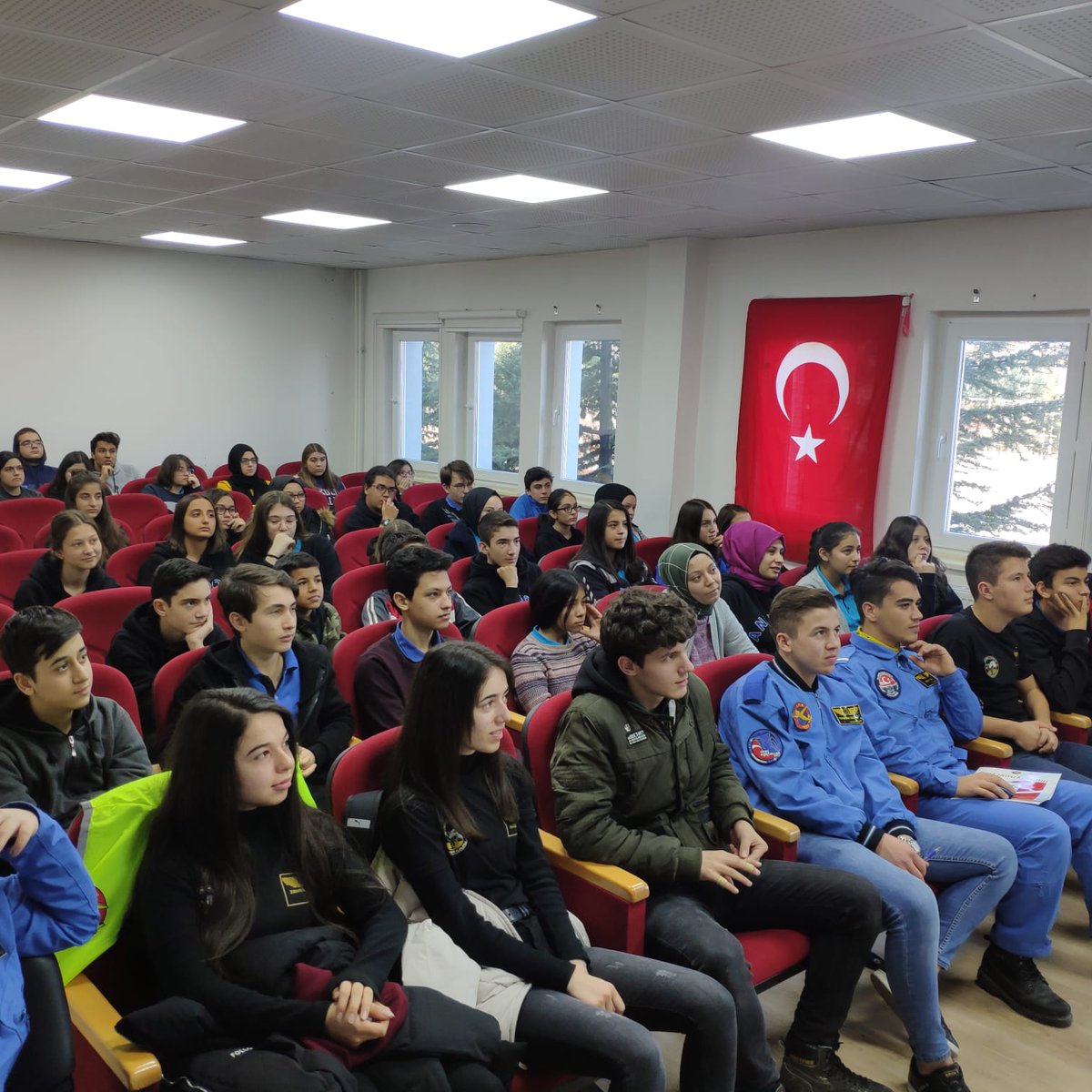 turkhavakurumu's tweet photo. #THKBilecikŞubesiGençKanatları, THK tanıtımlarına 15 Temmuz Şehitler Anadolu Lisesinde yaptıkları sunumla devam etti. 
Başarılı çalışmalarından dolayı bütün #THK Genç Kanatlarını tebrik ediyoruz.
Genç Kanatlar gerçekleştirdikleri sunumlarla son bir ay içinde 117 üye kazandı. https://t.co/e2MlTS66QF