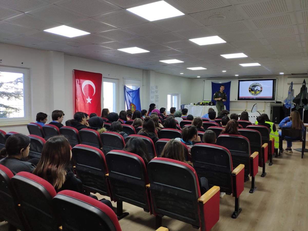 turkhavakurumu's tweet photo. #THKBilecikŞubesiGençKanatları, THK tanıtımlarına 15 Temmuz Şehitler Anadolu Lisesinde yaptıkları sunumla devam etti. 
Başarılı çalışmalarından dolayı bütün #THK Genç Kanatlarını tebrik ediyoruz.
Genç Kanatlar gerçekleştirdikleri sunumlarla son bir ay içinde 117 üye kazandı. https://t.co/e2MlTS66QF