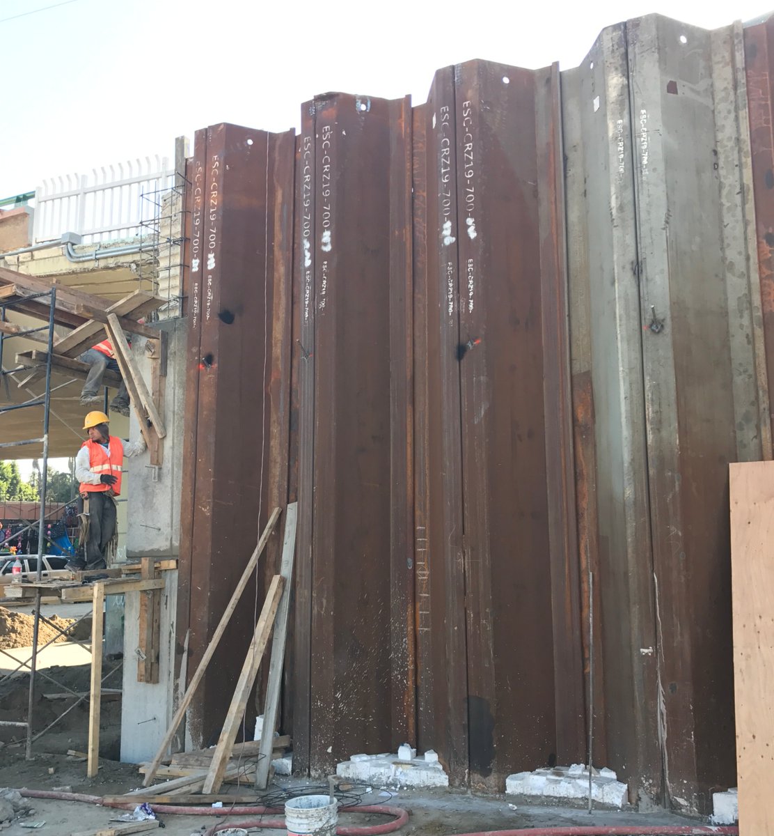 escsteel's tweet photo. Inspection of the installation of sheet pile in the bridge of the Garita de Mexicali #inspection #sheetpileinstallation #qualitycontrol ๐ https://t.co/bNT85rSkG9 https://t.co/Xu1WmDy1eJ