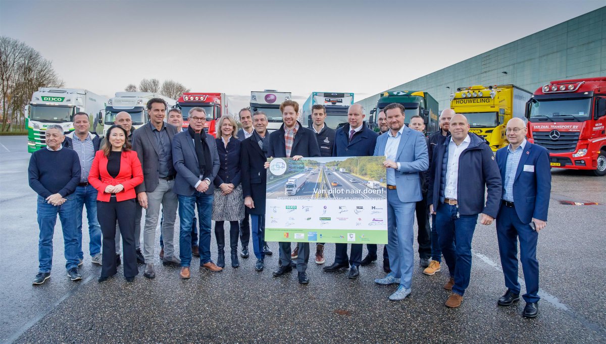 Vanmorgen reedt <a href="/floorvermeulen/">Floor Vermeulen</a> met het eerst konvooi connected trucks mee in <a href="/zuid_holland/">Provincie Zuid-Holland</a>. Er doen veel ondernemers mee die nu vaker groen licht krijgen en zo tijd, brandstof en CO2 gaan besparen.