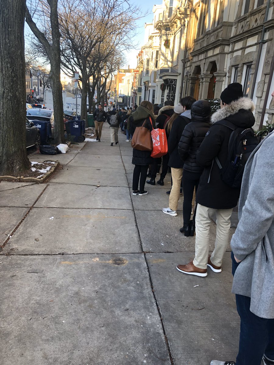 whitneymcmanama's tweet photo. Line for the 7 bus at L street @MBTA @marty_walsh https://t.co/vnP3hwO7Hg