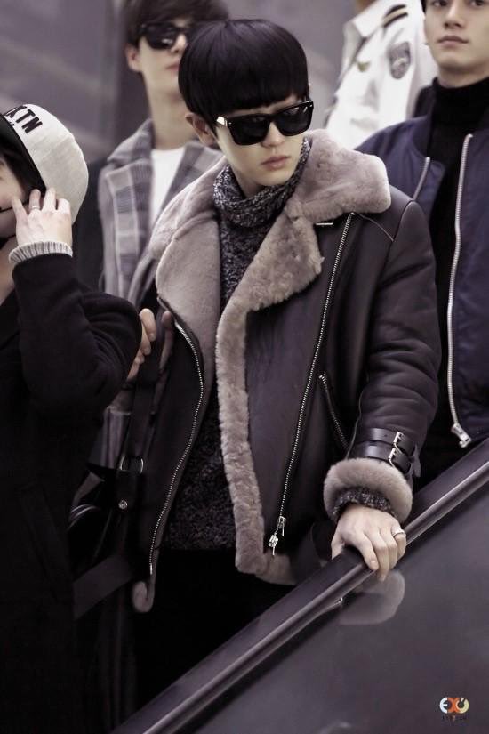TheChanBaeker's tweet photo. So Baekhyun is wearing Chanyeol's coat!!!! 😭😭😭 He has been asking for it since 3 years ago but now the giant has finally given it to him. Aaaahhh!! NO WONDER BAEKHYUN LOOKED SO PROUD WEARING IT!!! 😍💕 https://t.co/vBzjbbgil3