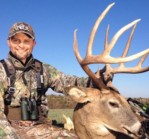 VE_science's tweet photo. Those G3's! Mr. Waddell with a nice set of antlers. Or are those horns? This buck is a member of the family Cervidae. Cervidae shed their racks every winter making them technically antlers. Bovids such as bison or antelope keep their horns differentiating the two. @BoogerBottom https://t.co/IYlvh4XC6D