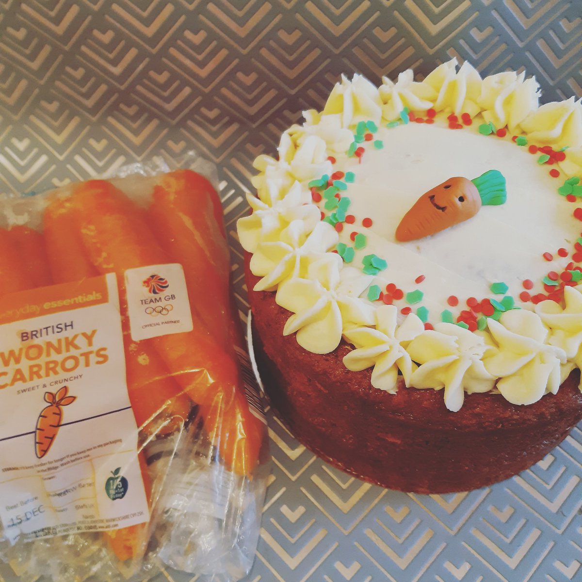 So as its almost christmas we thought we would festive up a carrot cake?? theres only one way to do this surely?? <a href="/AldiUK/">Aldi Stores UK</a>  does this look like kevin😂 perfect use for aldi wonky carrots too! #aldi #kevinthecarrot #festivecarrotcake
