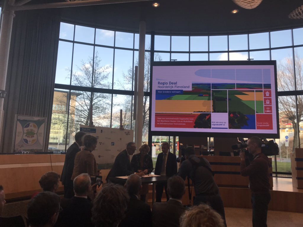 Officiële ondertekening #Regiodeal #noordelijk flevoland door @InekeBakker burgemeester  <a href="/Gemeente_Urk/">Gemeente Urk</a> <a href="/cdkflevoland/">Commissaris van de Koning in Flevoland</a> en burgemeester <a href="/GemeenteNOP/">Noordoostpolder</a> en #rijk <a href="/minlnv/">Minlvvn</a> <a href="/carolaschouten/">Carola Schouten</a>