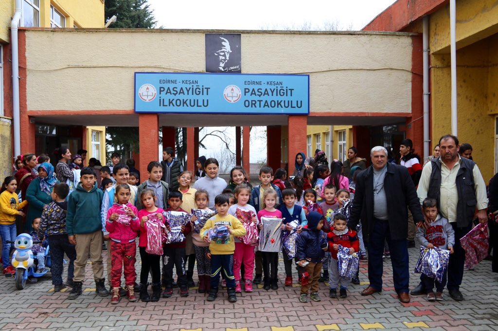 EdirneKYGM's tweet photo. İlçe Yurt Müdürlüklerimiz öğrencileri Paşayiğit,Siğilli ve Türkmen köyleri İlkokullarını ziyaret ederek yurtlarında minik kardeşleri için hazırladıkları hediyeleri dağıttılar. 🎁
#KYKGönülBağı https://t.co/UkDL4KWmIe