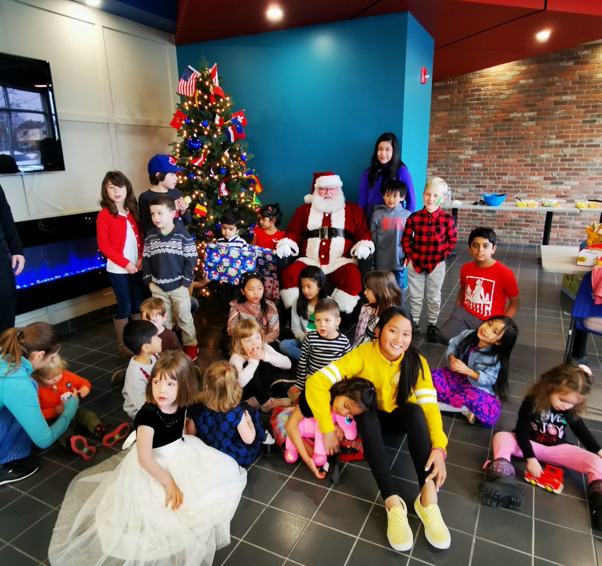CondairUSACA's tweet photo. π π
π Lots of smiles at our annual kids holiday event. This is what the holidays are about... family, fun, and food!
#holidays #christmas #party #funtimes #visitfromsanta https://t.co/9gdJUyJ8gP