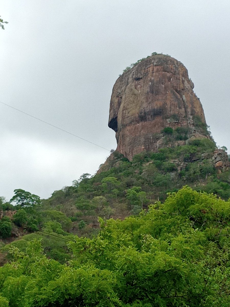 This is in Mozambique between Tete and Chimoio. Carefully taken by myself😊. 

Mozambican Land is respected and carefully administered. It belongs to the people of Mozambique

#tourism 
#mozambique
#DanielDrive 
@LandNoli