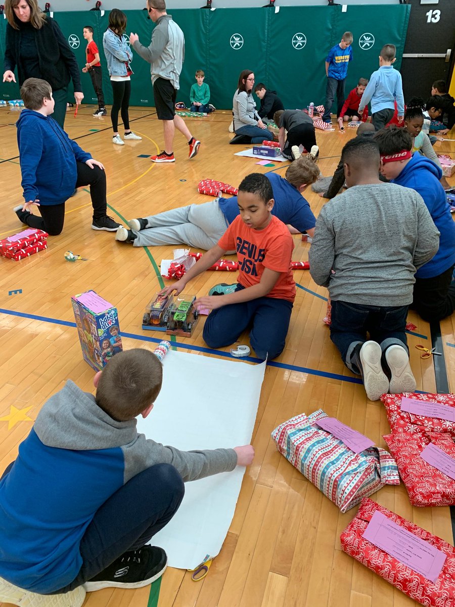 PlankNorthPE's tweet photo. Gift wrapping and card making #school17 https://t.co/gfygyvRdWO