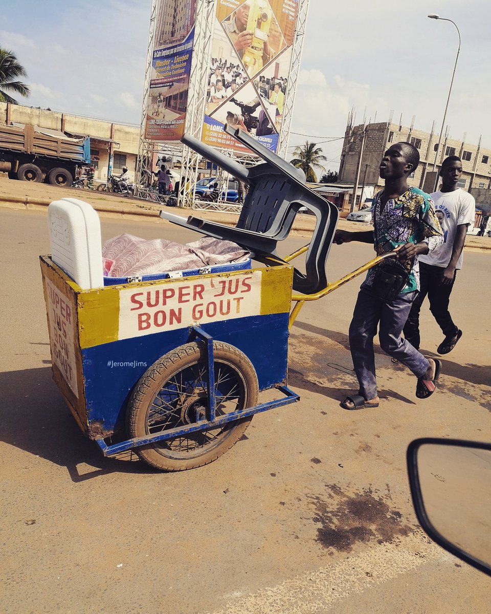 jimsjazz's tweet image. "Les chaises c'est pour des clients qui voudraient s'asseoir..ou pour moi quand je suis fatigué.."
Innovons.. Vivants. 😊

#Jims #WithPhone #WithFUn #Togo #Photography #VideoMobile #Vlogger