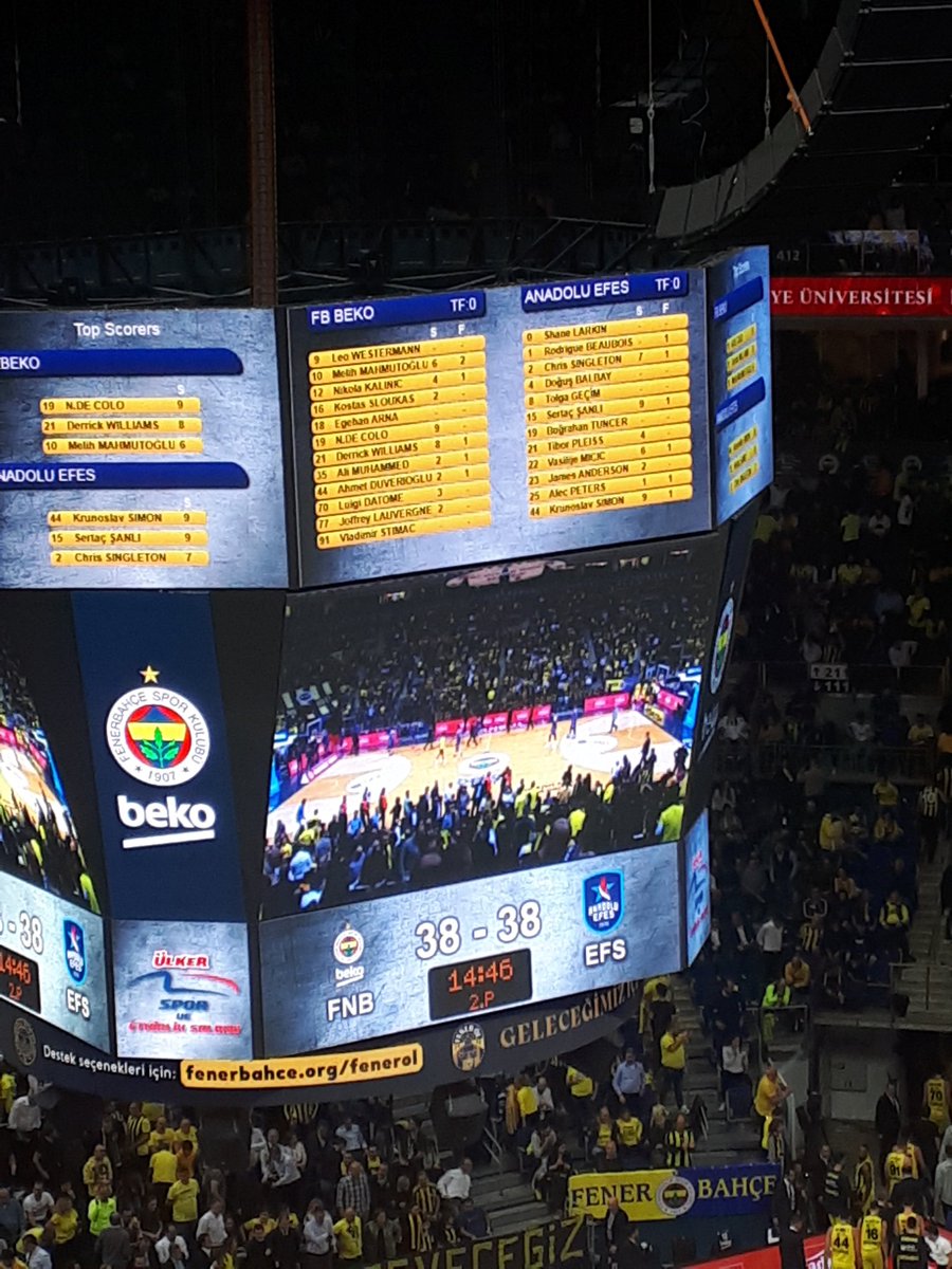 konubasketbol's tweet photo. Sahadayız. Maç beklendiği gibi başabaş geçiyor. Fenerbahçe pota altında savunma yapamıyor. Williams dökülüyor, Simon,Sertaç,Pleiss parliyor ama Anadolu Efes 3 lük sokamıyor. Dıştan atış yapamayan Efes e karşı, dış atislarla maca tutunan Fenerbahçe Beko var. #fnrefs https://t.co/WkHczapLSO