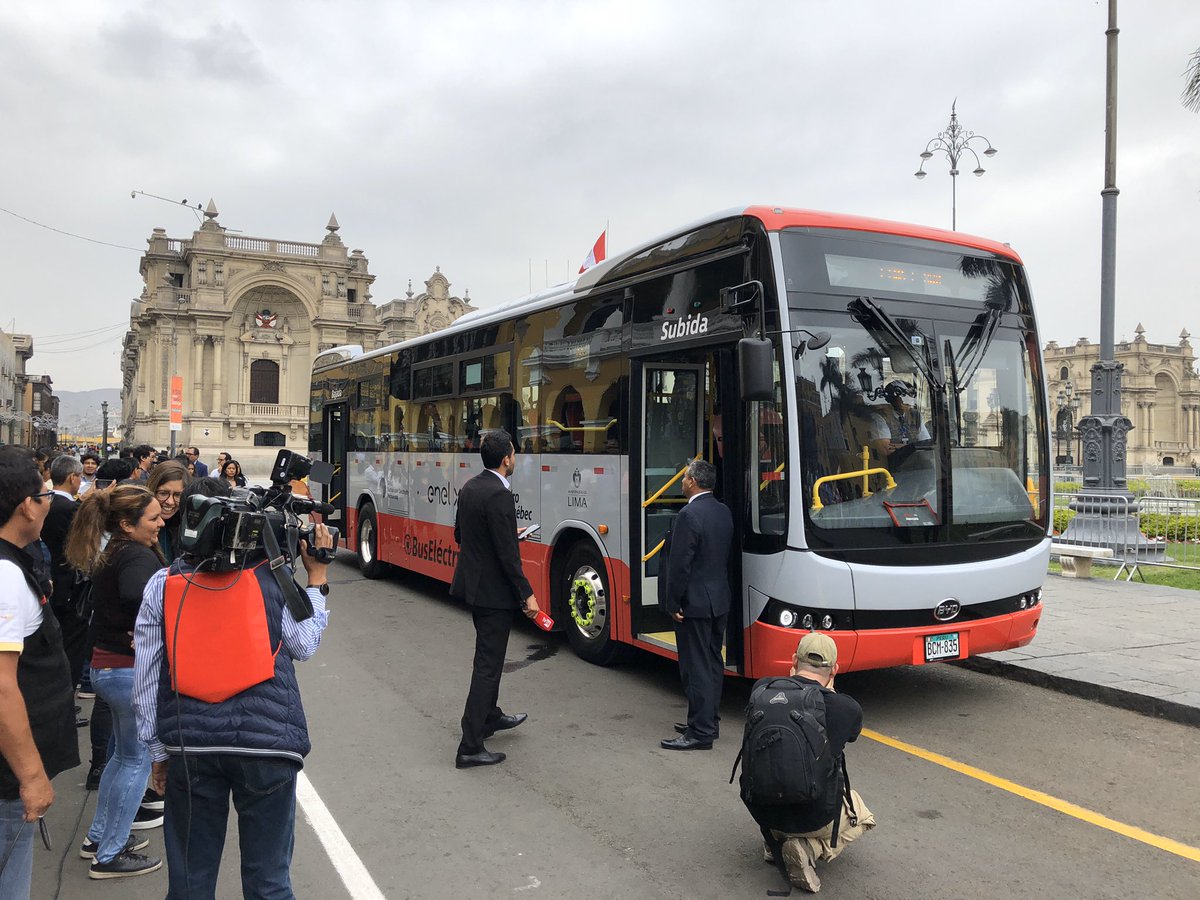 HBarentzen's tweet photo. ¡Un paso más para la #MovilidadEléctrica! Hoy fue la entrega de #LimaEBus, el primer bus eléctrico que operará en la ruta del #CorredorRojo a partir de mañana. Una de sus novedades: Tiene A/C, wifi, no contamina y no suena. https://t.co/lpZVqROxeb