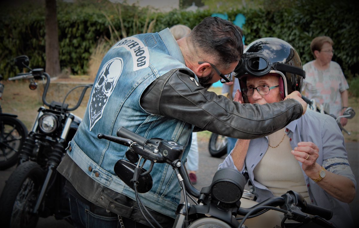 icipoitou's tweet photo. Quand des mamies poitevines posent en photos avec des bikers en Harley Davidson pour un calendrier insolite ! https://t.co/szFoXCwRXq https://t.co/C73knr4AjI