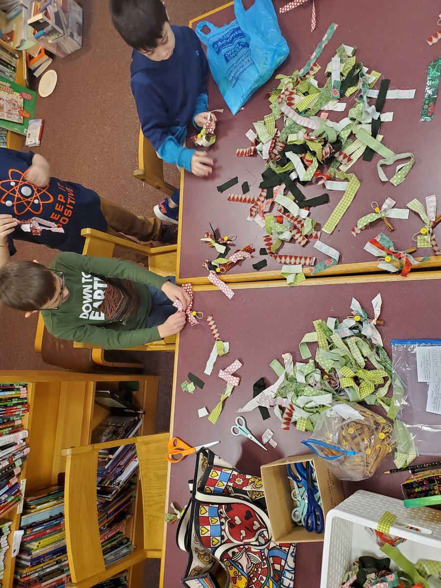 Some of our elementary shoppers and amazing volunteers at our Christmas shop 😊
Big thanks to Lisa Carlson, our school librarian, for making so much of this possible, and all of our parent volunteers!
#scsforward
#pto
#penguinpatch