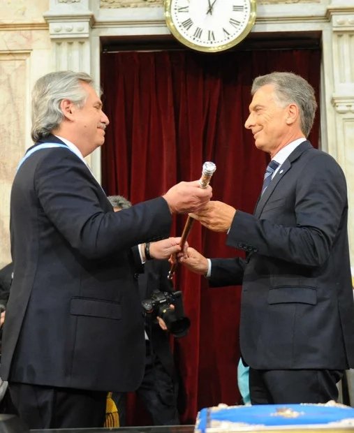 TerzoMarcelo's tweet photo. Dos argentinos q se pasan la posta para continuar escribiendo la historia. Dos argentinos q se felicitan, agradecen y desean éxitos. Renuevo mi esperanza q el resto de los argentinos, aunque pensemos distinto, podamos consensuar el trabajar juntos por la Argentina q soñamos!!! 🇦🇷 https://t.co/QJz2f2uYax