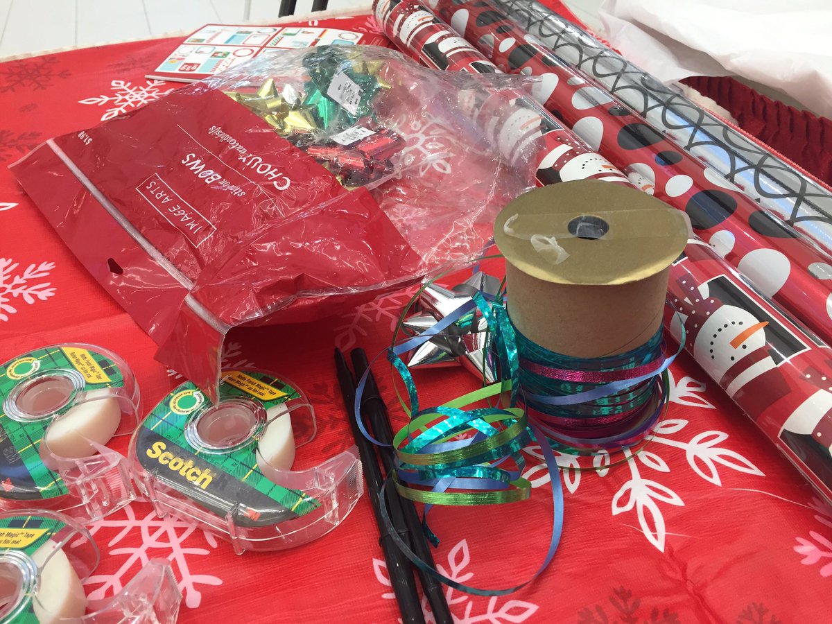 stephtobin_'s tweet photo. Bring me your gifts to wrap I am bored at the mall and love wrapping presents 🎅#FeedNL https://t.co/eHI94NKW6D
