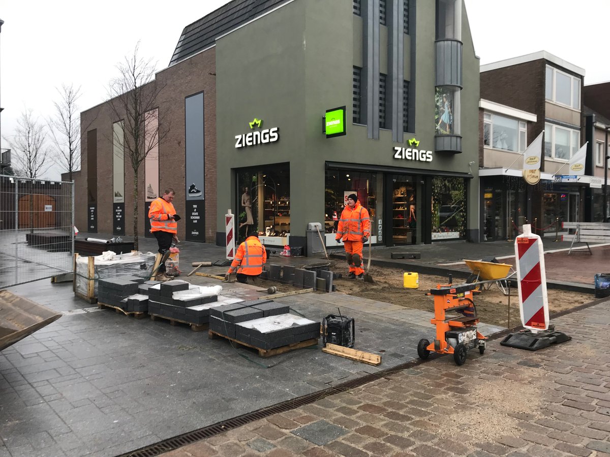 Herinrichting binnenstad #Hoogeveen, fase 2, dag 10: Deze week wordt de bestrating bij het kerkplein afgemaakt. Bij levering in de zomer bleken een aantal tegels beschadigd waardoor de bestrating niet helemaal afgerond kon worden.