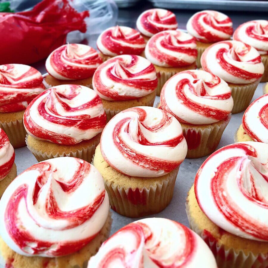 GTownCupcake's tweet photo. 🎄🎁❄️ Send the sweetest gift this holiday season! Order online for nationwide shipping at https://t.co/bpea4Gx4z2! ✈️🎅🏻 https://t.co/kiAdQS9fcq