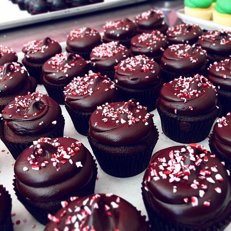 GTownCupcake's tweet photo. 🎄🎁❄️ Send the sweetest gift this holiday season! Order online for nationwide shipping at https://t.co/bpea4Gx4z2! ✈️🎅🏻 https://t.co/kiAdQS9fcq