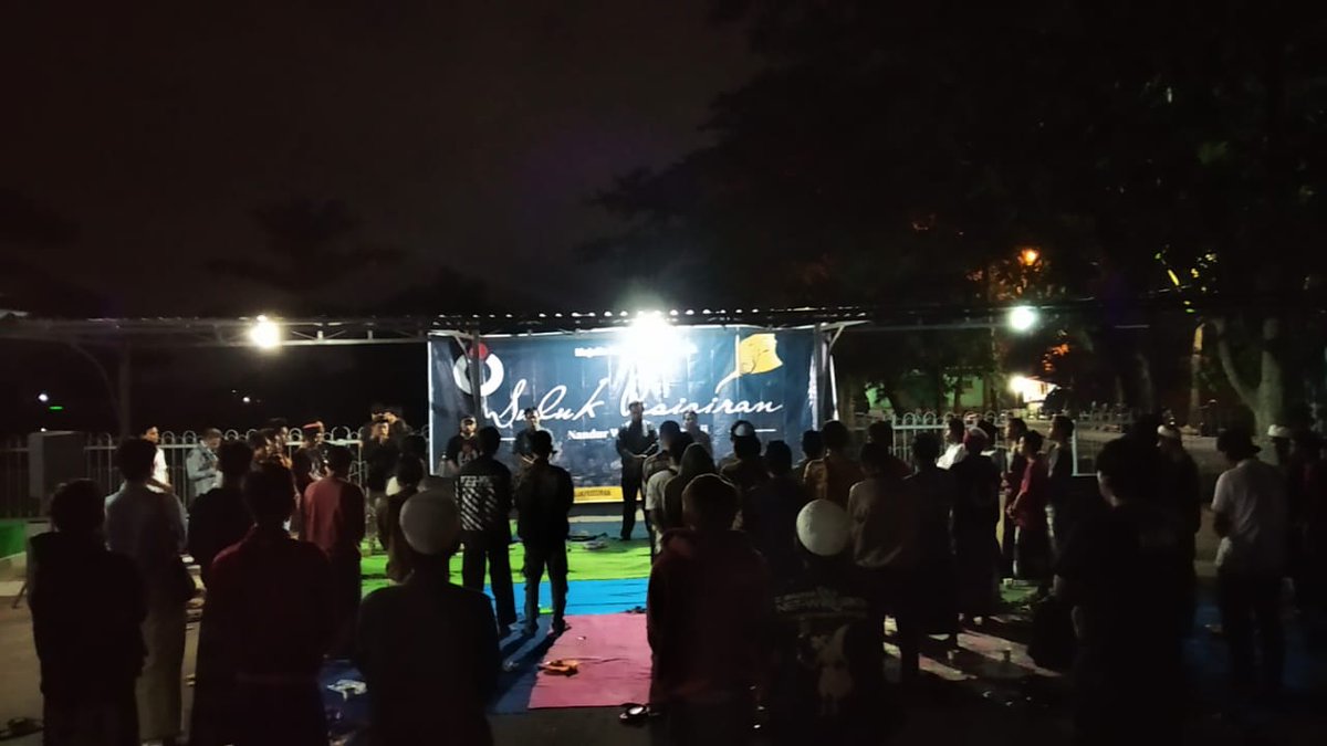 SulukPesisiran's tweet photo. Acara dipungkasi dengan Shalawatan, juga melantunkan Duh Gusti dan Do'a bersalaman memutar. Kemudian dilanjutkan membersihkan lokasi acara. #SPDes https://t.co/vSd0PNVaCC