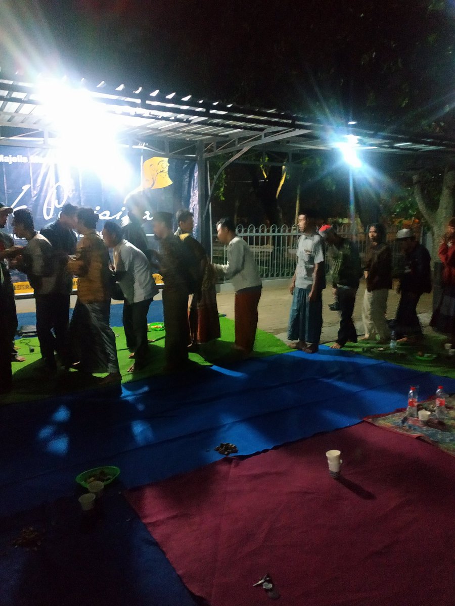 SulukPesisiran's tweet photo. Acara dipungkasi dengan Shalawatan, juga melantunkan Duh Gusti dan Do'a bersalaman memutar. Kemudian dilanjutkan membersihkan lokasi acara. #SPDes https://t.co/vSd0PNVaCC