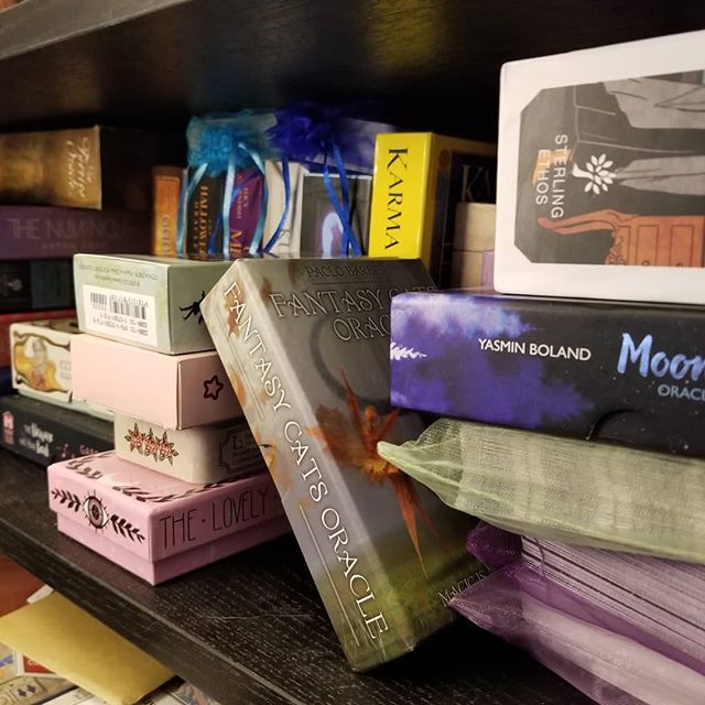 juniethewitch's tweet photo. I finally organized (most of) my tarot collection on my shelf! Unfortunately, everything doesn't fit up here anymore hahaha.

#instatarot #tarotgram #tarot #tarotreading #tarotcards #divination #tarotreader #tarotcommunity…

📸 https://t.co/AtPwgiHKa9 via https://t.co/aYPNk1jSMn https://t.co/afyenV7FXb