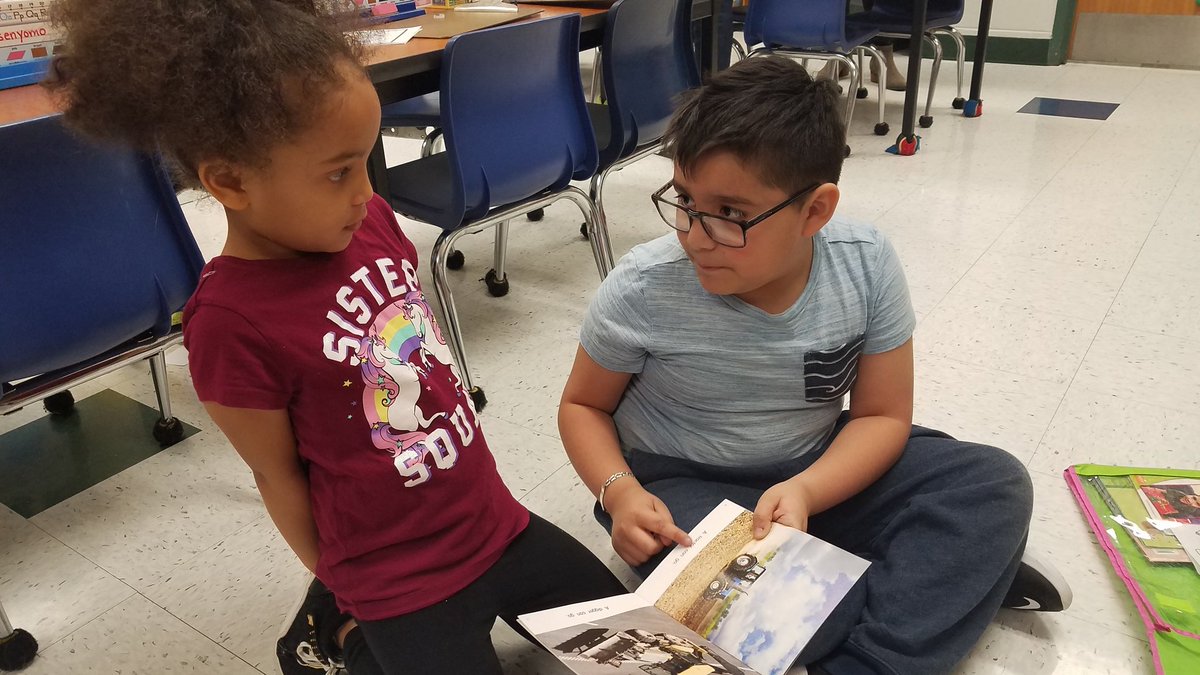 MrsKomosaClass's tweet photo. #tigerlearningleaders 2nd graders help Kindergarteners  with their pattern  books. @CArmendarizMxwl @MsAcosta220 @MissPridesClass https://t.co/pBTwgCFUJ9