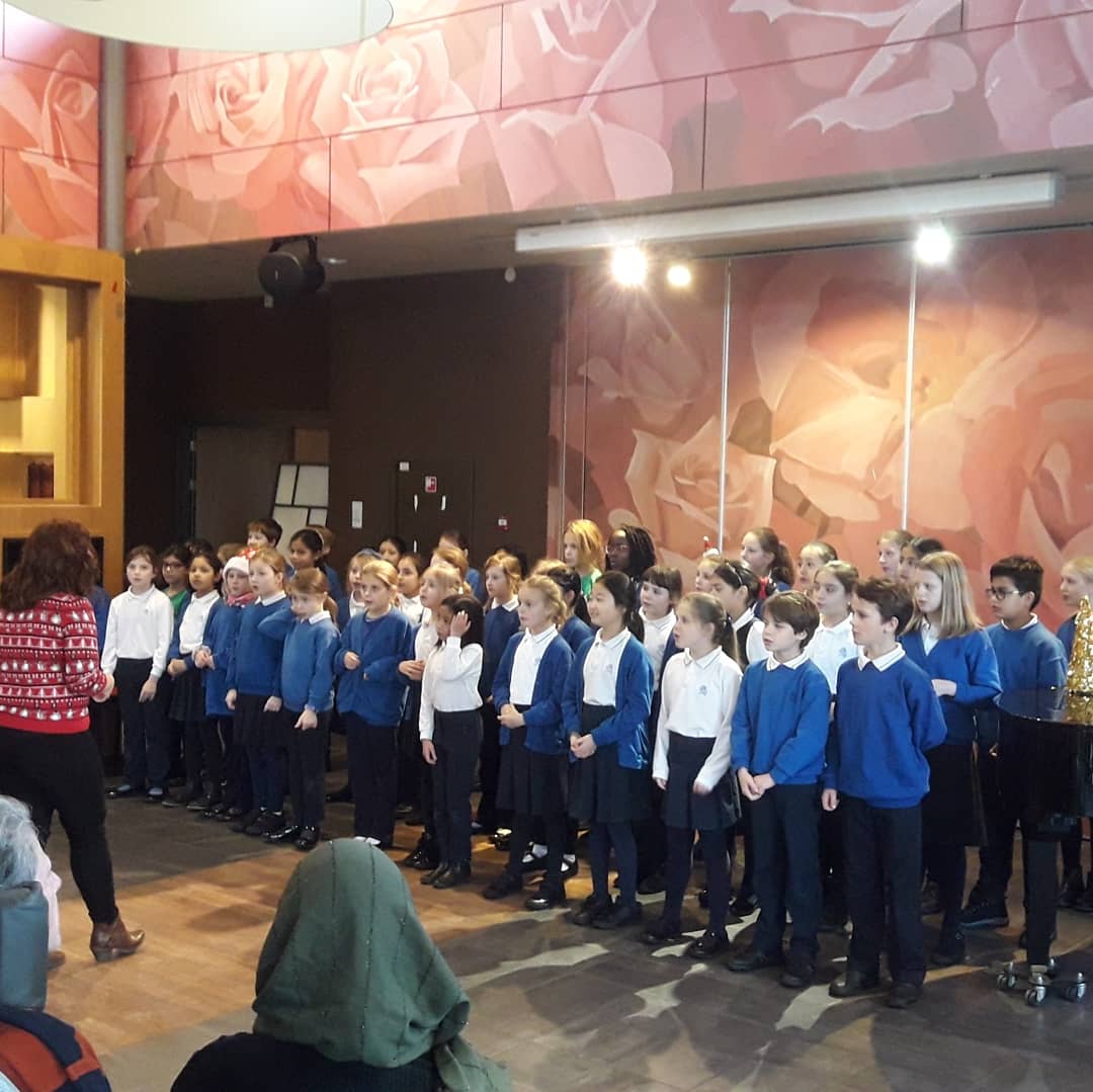 martinvanw1's tweet photo. 50 kindjes van de British school in the Netherlands vandaag weer op bezoek @FlorenceZorg #Haagsehout met hun jaarlijkse kerstoptreden en handgeschreven kerstkaarten voor alle bewoners #ookdatiszorg #zorg @alzheimernl @GemeenteDenHaag ๐ https://t.co/PIXuPegv0C