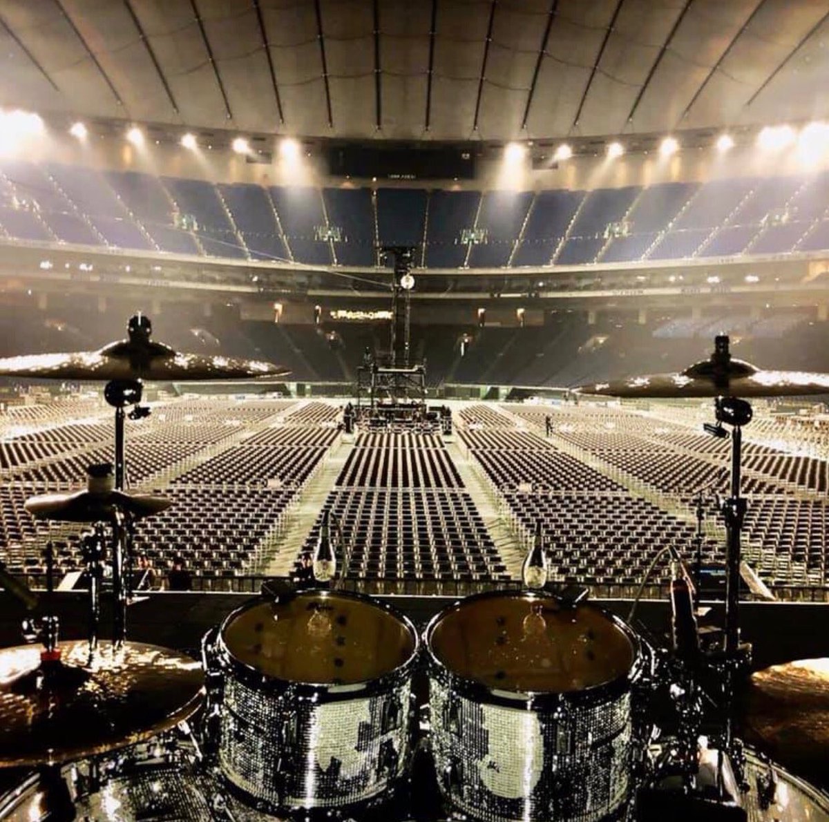 A view from Eric Singer’s (KISS) perspective.  Setting up in Japan! Attack’s Clear THINSKIN2 on the batter and Clear ROYAL1 on the resonant side of those toms.