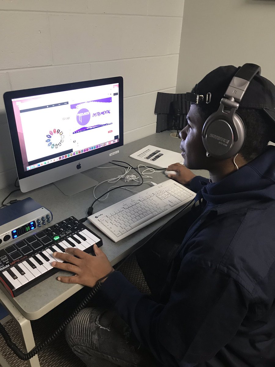 Love seeing our kids in their element at tech school <a href="/CMTHSHawks/">CMTHS</a> <a href="/JBauerUM/">Jonathan Bauer</a> #UMASDistheplacetobe