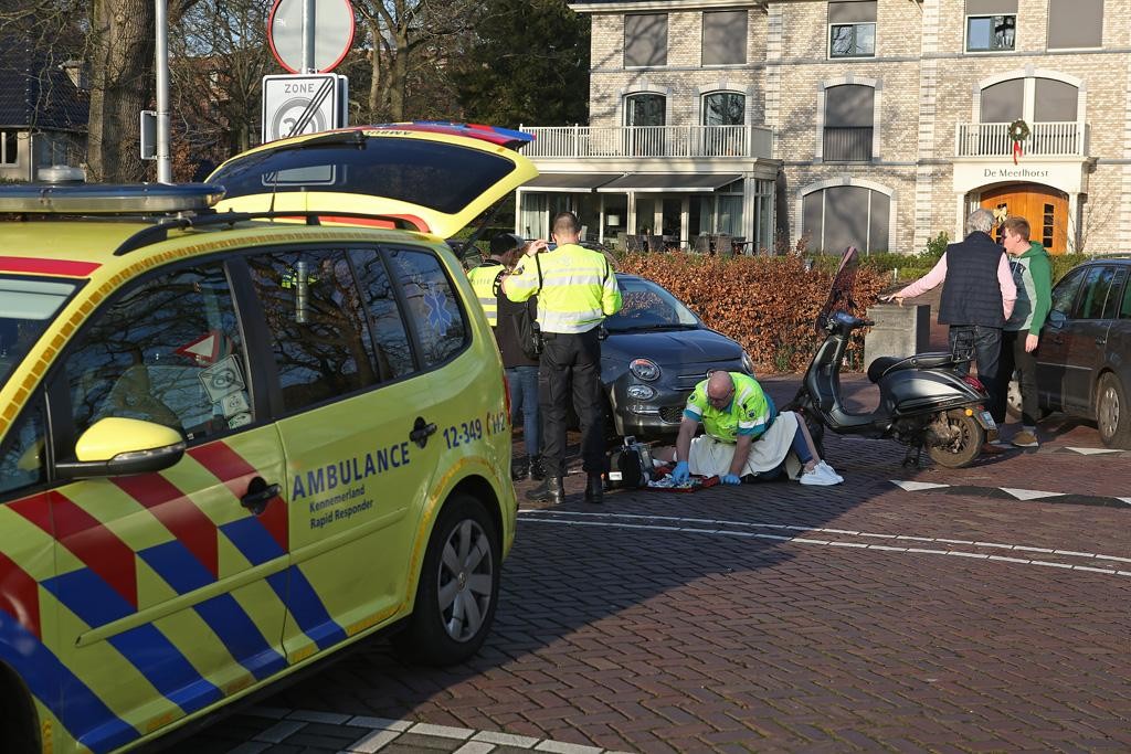 Scooterrijdster gewond bij aanrijding met auto op kruising in Heemstede