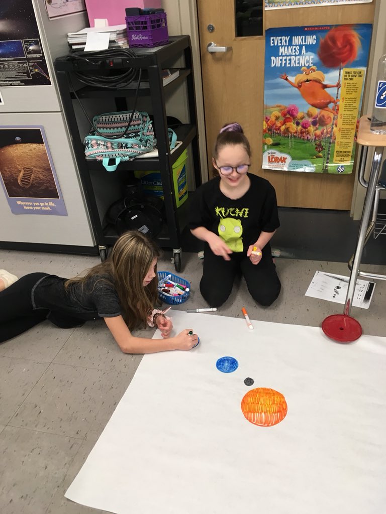JAG5thGrade's tweet photo. Making solar system posters! #Creativity https://t.co/GDCss08JCw