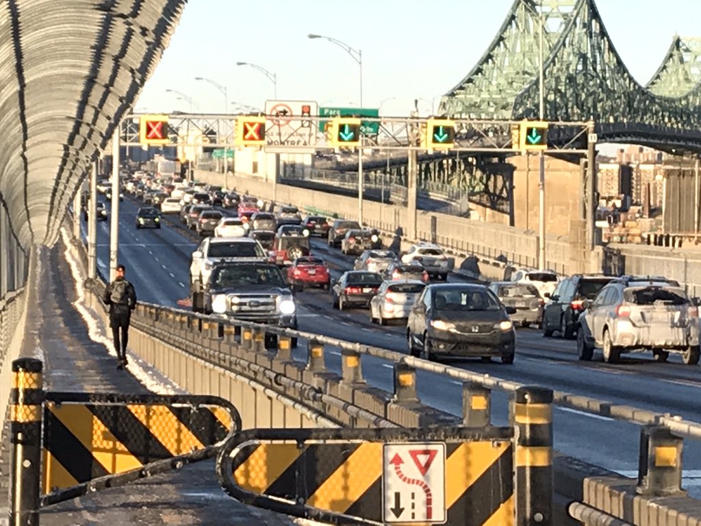 APCPontJCartier's tweet photo. Tour de magie ce jeudi matin sur la piste du #pontJacquesCartier, le tapis blanc d’hier a été "roulé" cette nuit par l’équipe d’entretien de @pontJCBridge. Beau travail! #véloMtl #runMtl #Montreal https://t.co/7JFd0bJjJD