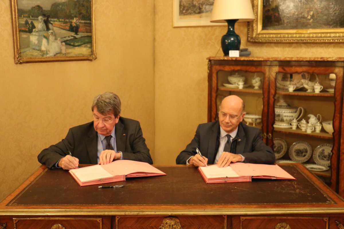 INRC_France's tweet photo. #XavierDarcos et #EricLestanguet ont signé la convention permettant @INRC_France d'abriter sa #fondation dans @InstitutFrance et developper les compétences nécessaires à #relationsclients équilibrées entre #relationshumaines et #digitale
#MichelGuido
▶️https://t.co/WDlf8RHeUT https://t.co/aeTBt7ObNx