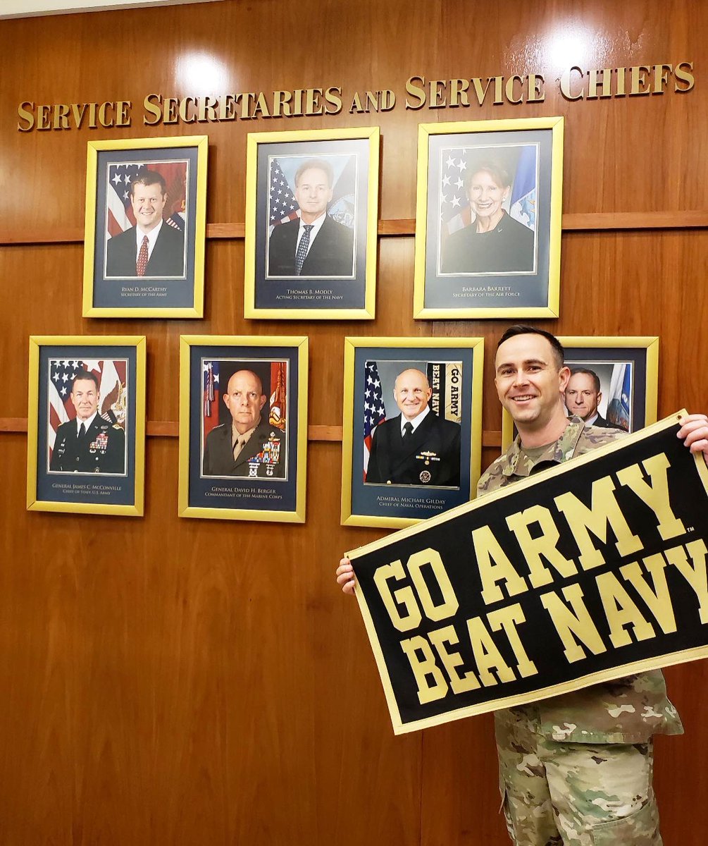 DrunkOldGrad's tweet image. “From the Pentagon: CNO didn&apos;t have a service flag in his photo.  Problem solved,  Beat Navy! x94201” #OGAF #ClassOf2009