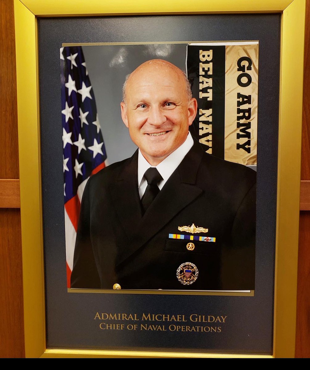 DrunkOldGrad's tweet image. “From the Pentagon: CNO didn&apos;t have a service flag in his photo.  Problem solved,  Beat Navy! x94201” #OGAF #ClassOf2009